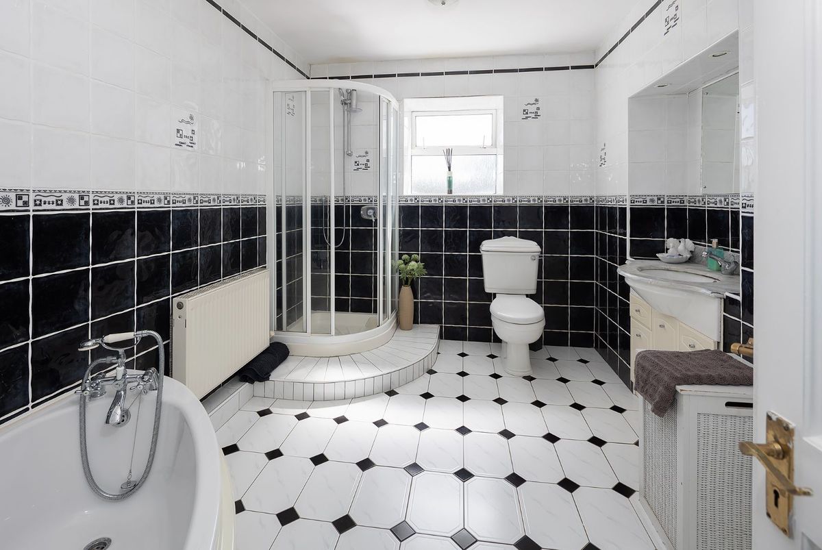 Period Property For Sale: 1 Lakeview, Carrignafoy, Cobh, Co. Cork Period Property For Sale: 1 Lakeview, Carrignafoy, Cobh, Co. Cork