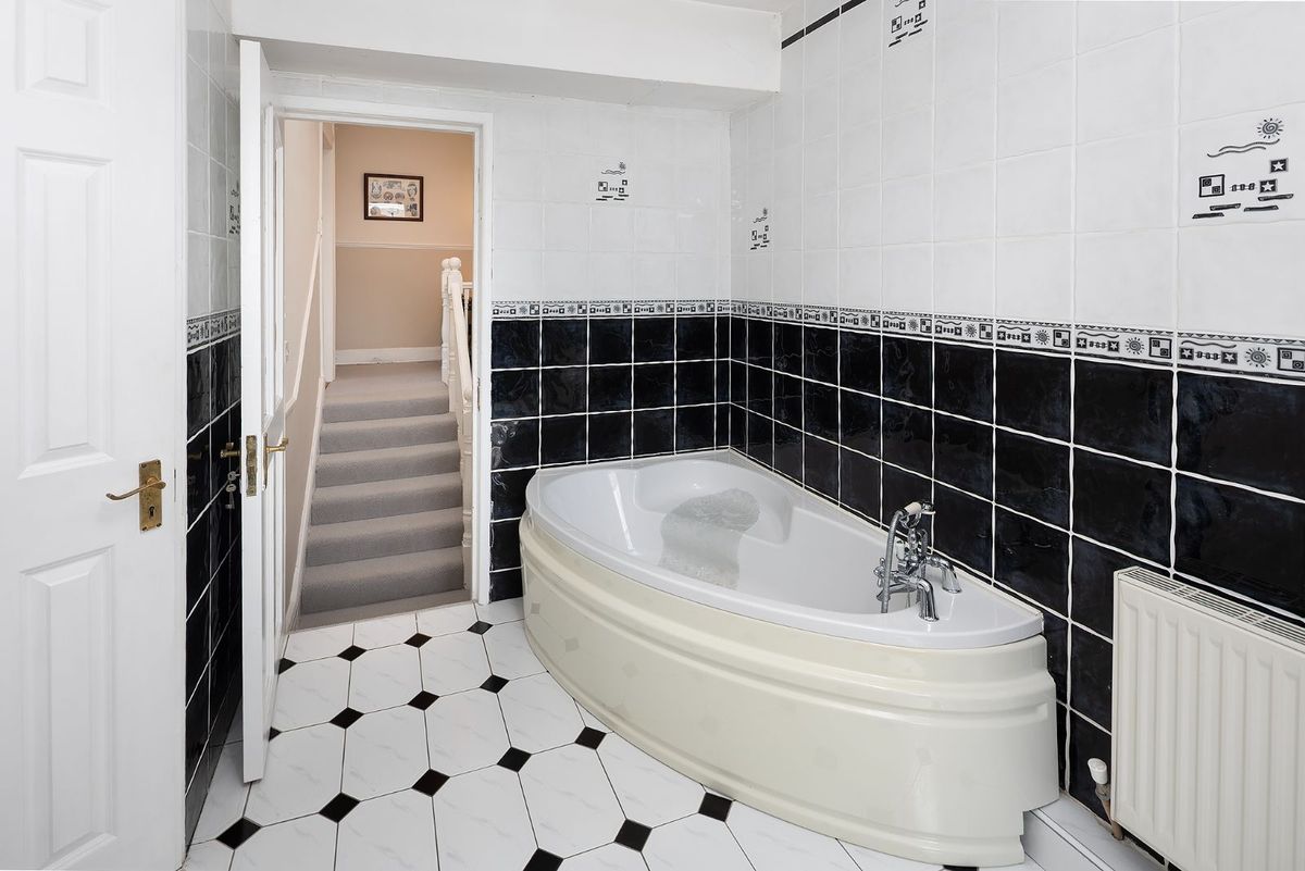 Period Property For Sale: 1 Lakeview, Carrignafoy, Cobh, Co. Cork Period Property For Sale: 1 Lakeview, Carrignafoy, Cobh, Co. Cork