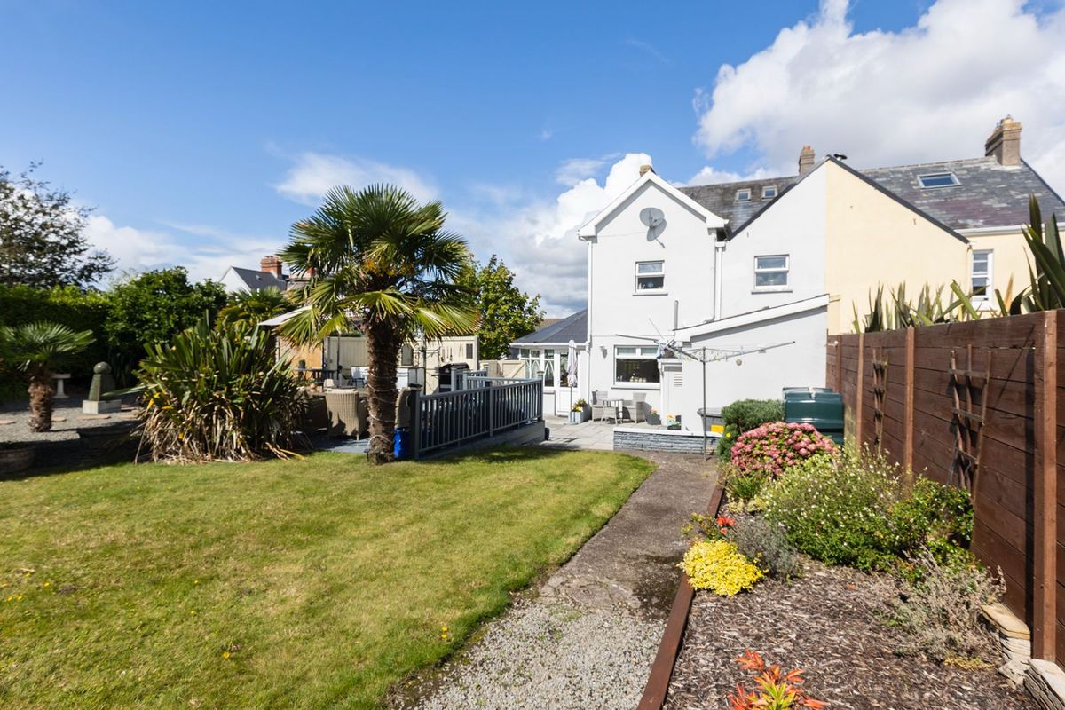 Period Property For Sale: 1 Lakeview, Carrignafoy, Cobh, Co. Cork Period Property For Sale: 1 Lakeview, Carrignafoy, Cobh, Co. Cork