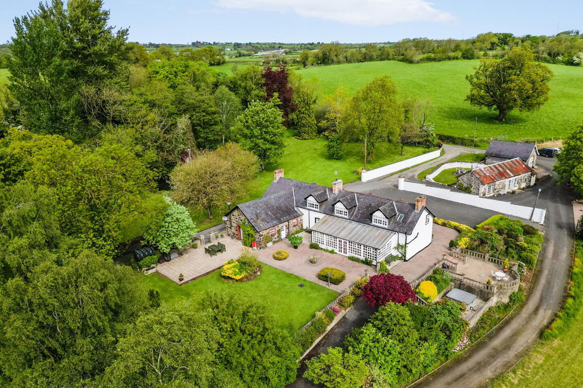 Country Residence For Sale: 33 Caddy Road, Randalstown, Antrim, Co. Antrim Country Residence For Sale: 33 Caddy Road, Randalstown, Antrim, Co. Antrim