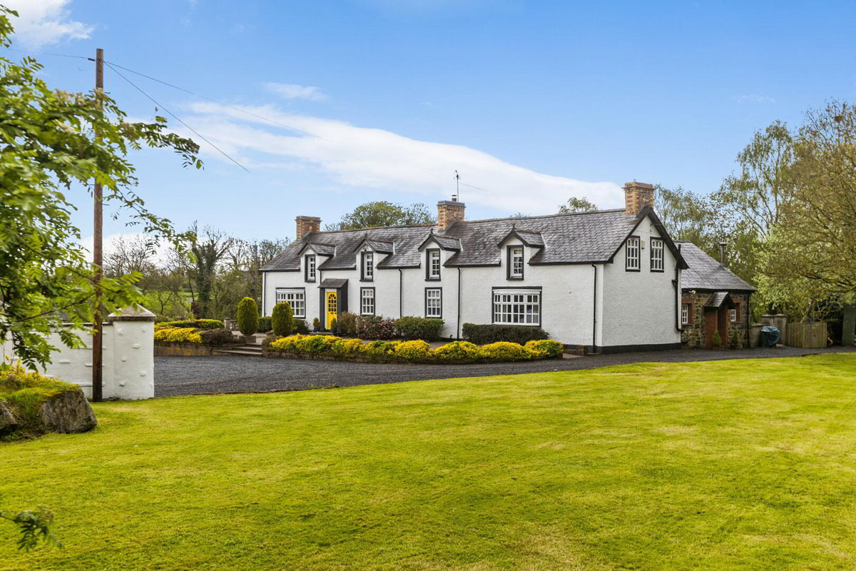 Country Residence For Sale: 33 Caddy Road, Randalstown, Antrim, Co. Antrim Country Residence For Sale: 33 Caddy Road, Randalstown, Antrim, Co. Antrim