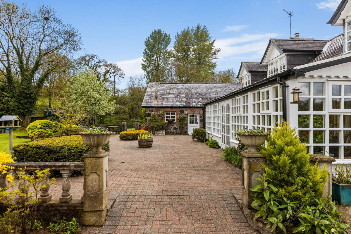 Country Residence For Sale: 33 Caddy Road, Randalstown, Antrim, Co. Antrim Country Residence For Sale: 33 Caddy Road, Randalstown, Antrim, Co. Antrim