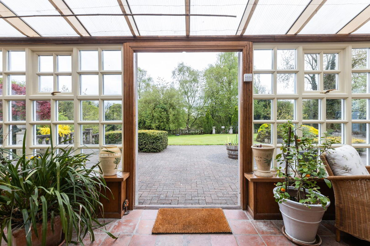 Country Residence For Sale: 33 Caddy Road, Randalstown, Antrim, Co. Antrim Country Residence For Sale: 33 Caddy Road, Randalstown, Antrim, Co. Antrim