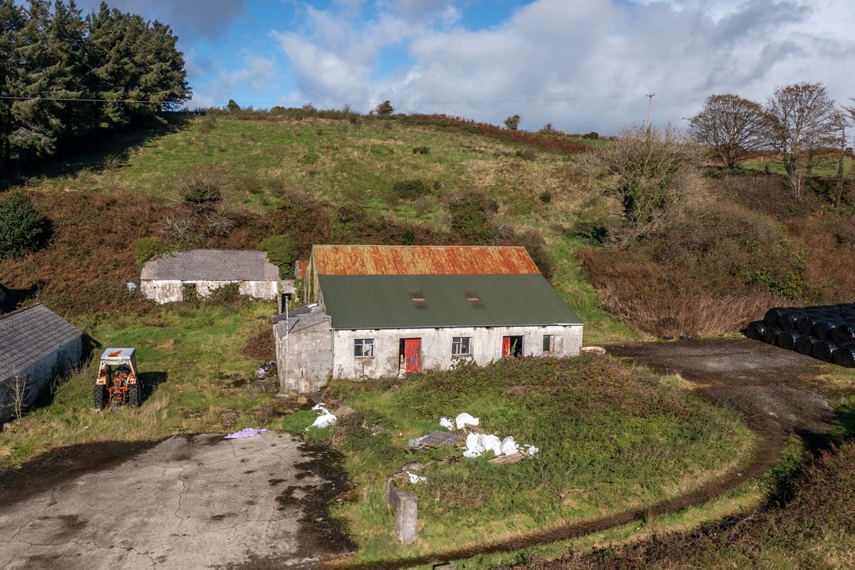 Traditional Farmhouse For Sale: Closh House, Meenies Middle, Drimoleague, Co. Cork Traditional Farmhouse For Sale: Closh House, Meenies Middle, Drimoleague, Co. Cork