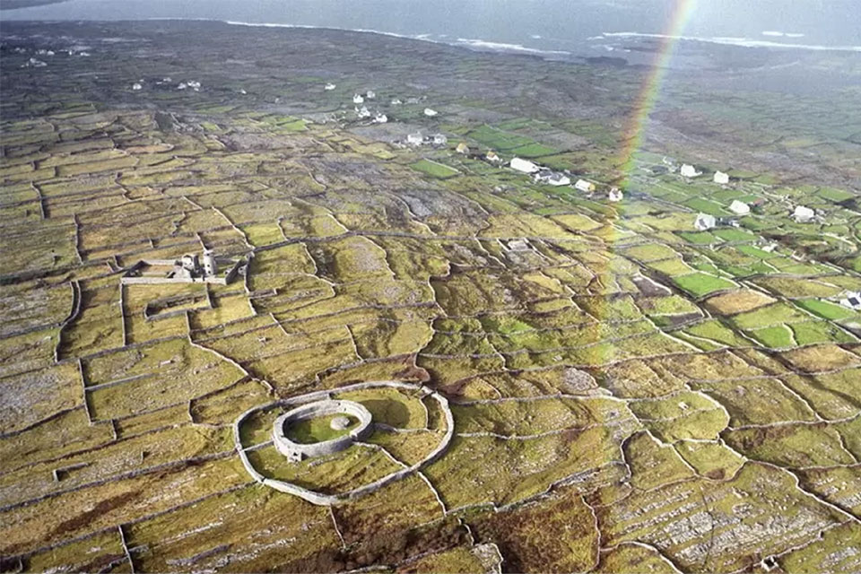 Former Lighthouse For Sale: Old Lighthouse, Inis Mór, Aran Islands, Co. Galway Former Lighthouse For Sale: Old Lighthouse, Inis Mór, Aran Islands, Co. Galway