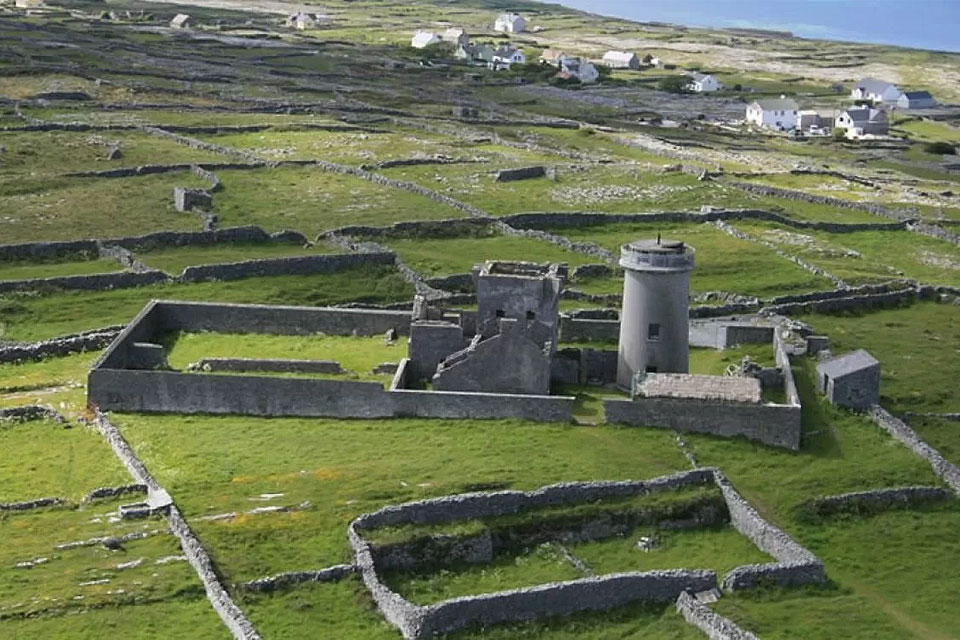 Former Lighthouse For Sale: Old Lighthouse, Inis Mór, Aran Islands, Co. Galway Former Lighthouse For Sale: Old Lighthouse, Inis Mór, Aran Islands, Co. Galway