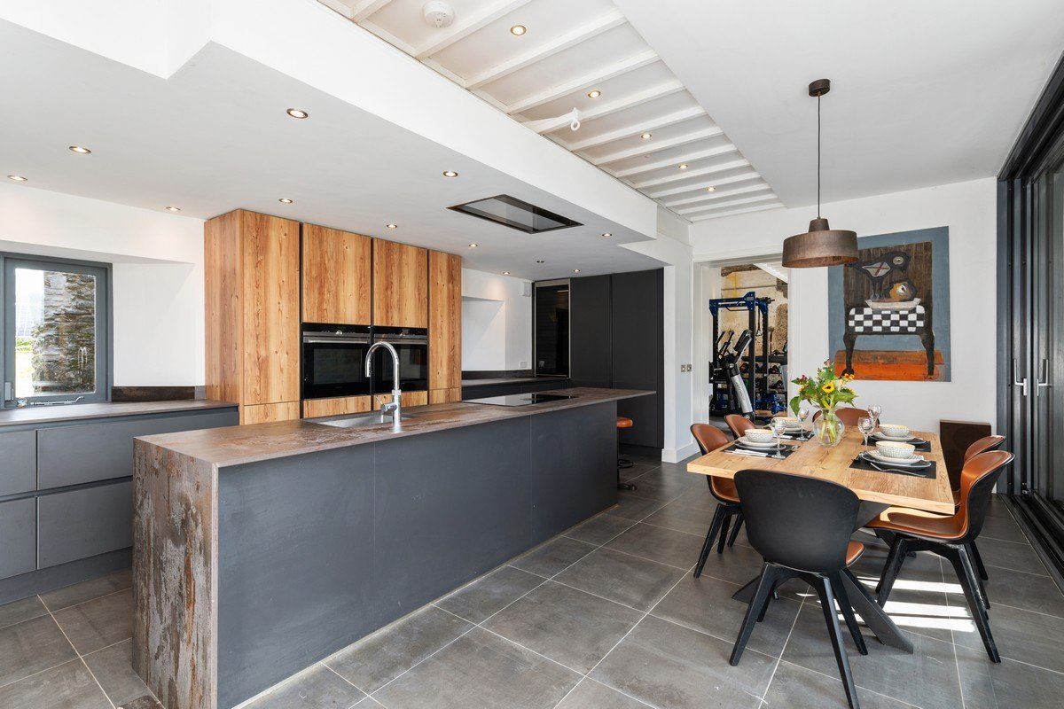 Regency Style Residence For Sale: Pembrokestown House, Gaulstown, Butlerstown, Co. Waterford Regency Style Residence For Sale: Pembrokestown House, Gaulstown, Butlerstown, Co. Waterford