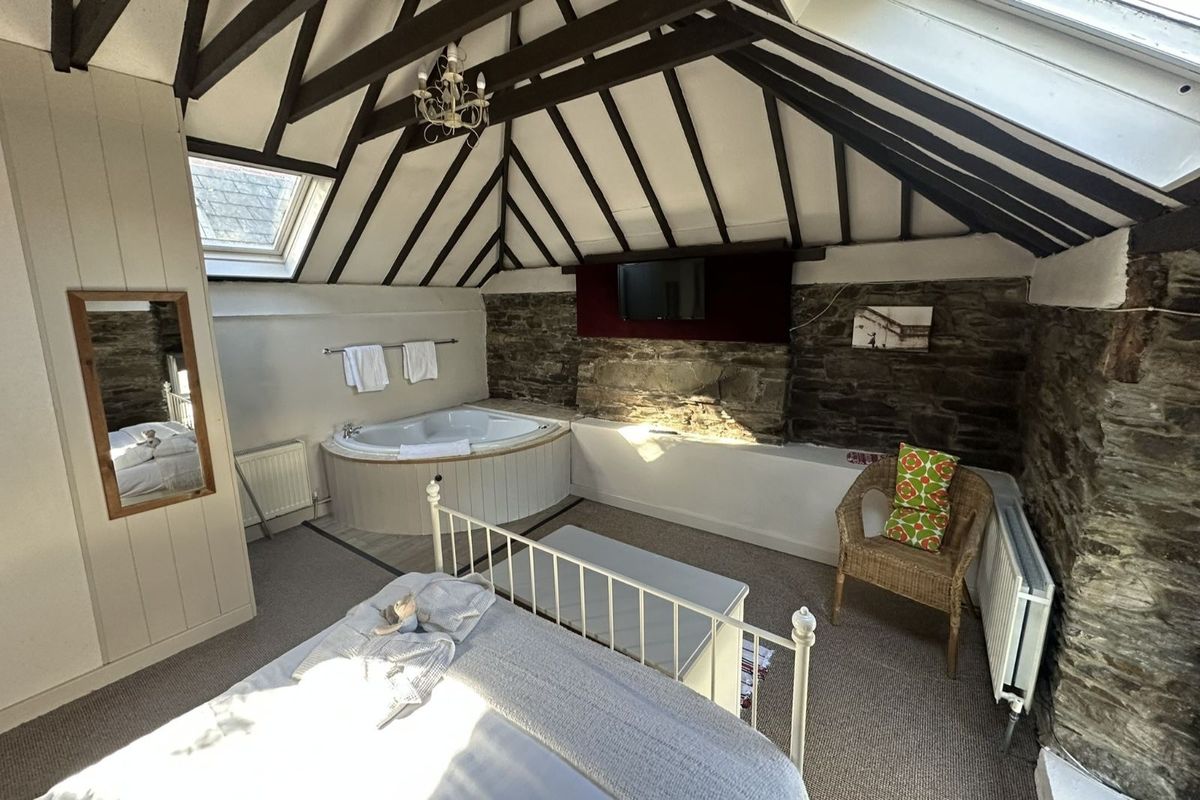 Country Cottage For Sale: Riverbank Cottage, Lissalohorig, Skibbereen, Co. Cork Country Cottage For Sale: Riverbank Cottage, Lissalohorig, Skibbereen, Co. Cork