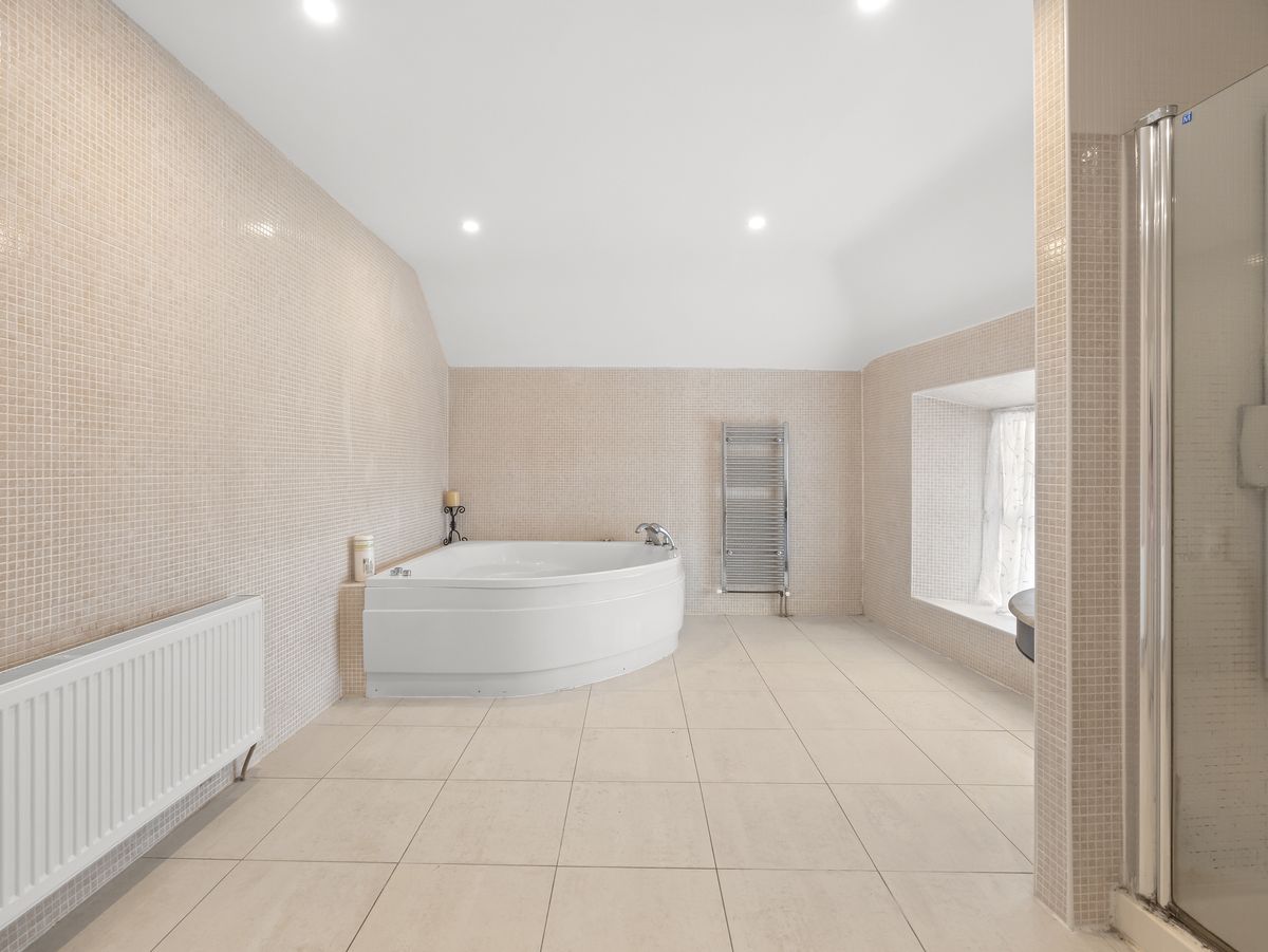 Country Residence For Sale: Thornton Lodge, Ballysax, The Curragh, Co. Kildare Country Residence For Sale: Thornton Lodge, Ballysax, The Curragh, Co. Kildare